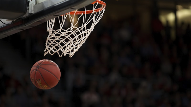 NBA总决赛湖人队与凯尔特人队激烈比赛现场照片